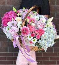 Цветочная композиция из Розы, Хризантемы, Пионы и Лизиантусы в корзине в Грэсовском