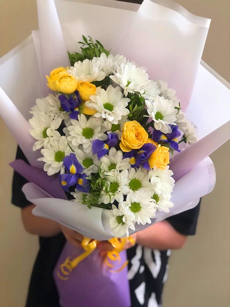 Букет цветов из: Ирисы, Хризантемы и Розы в Грэсовском