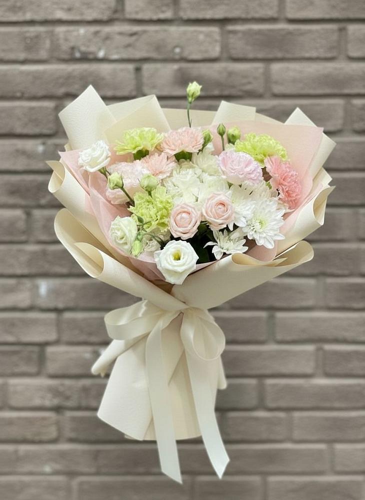 Букет цветов из: Гвоздики, Розы, Лизиантусы и Хризантемы в Грэсовском