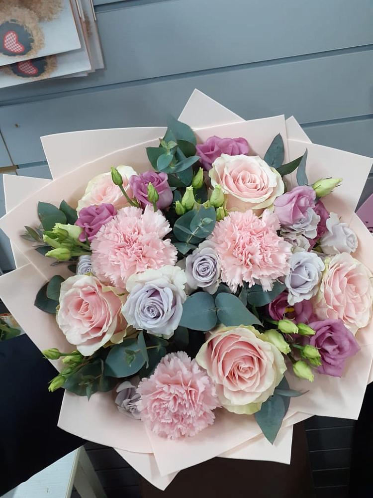 Букет цветов из: Розы, Гвоздики и Лизиантусы в Грэсовском